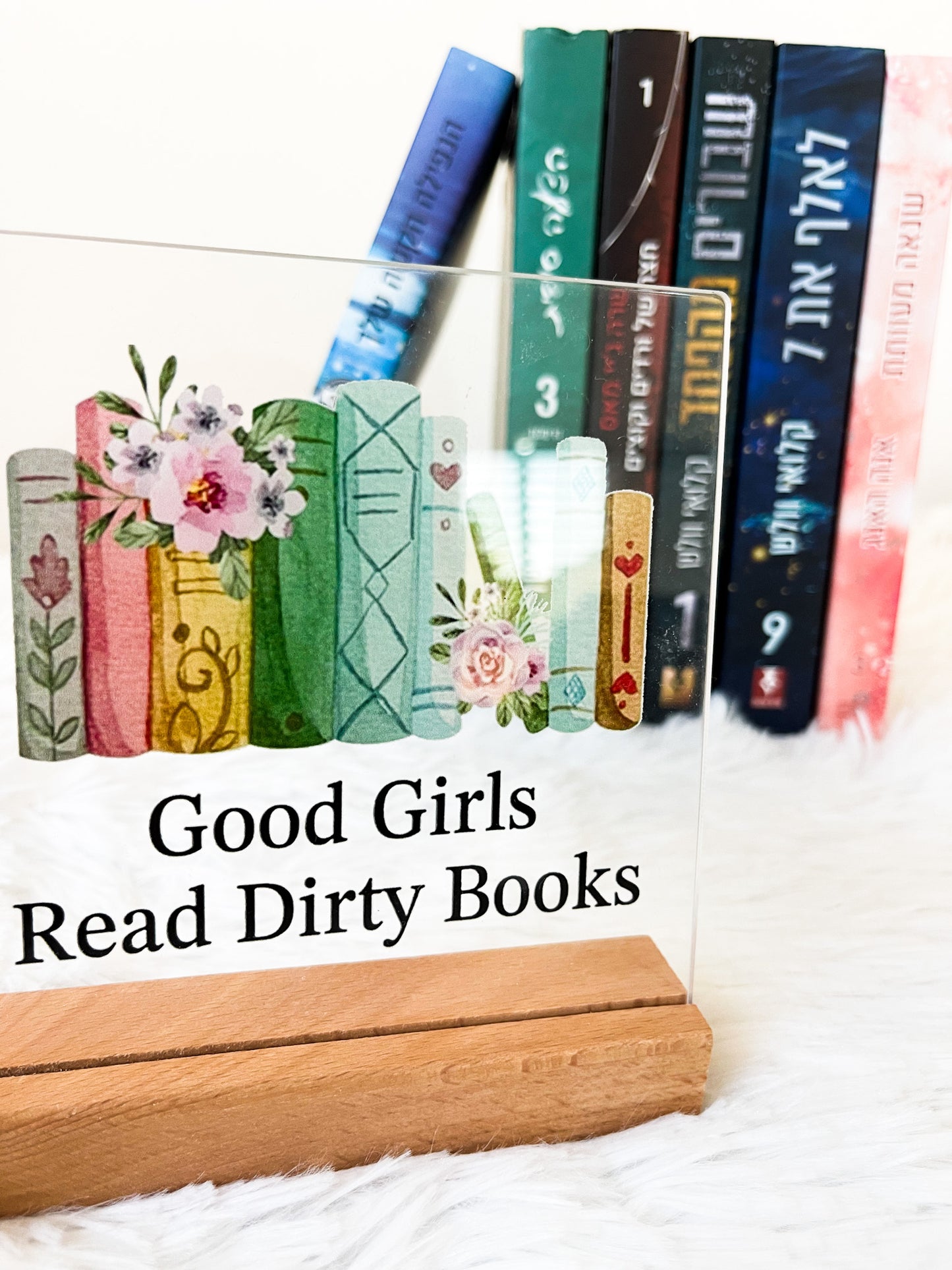 “good girls read dirty books” קישוט לספריה של