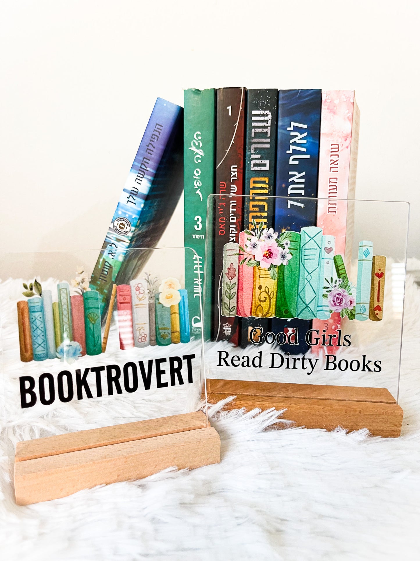 “booktrovert” קישוט לספריה של