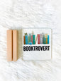 “booktrovert” קישוט לספריה של