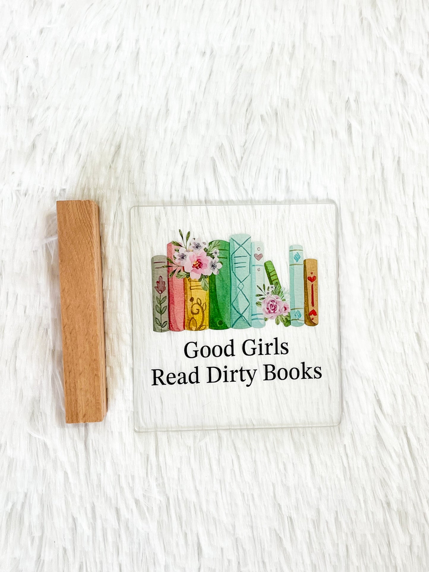 “good girls read dirty books” קישוט לספריה של