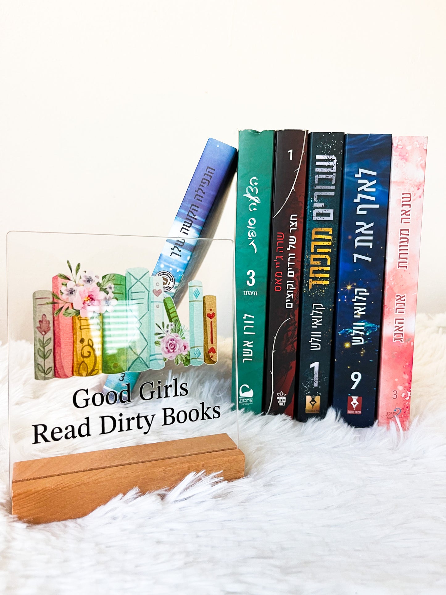 “good girls read dirty books” קישוט לספריה של