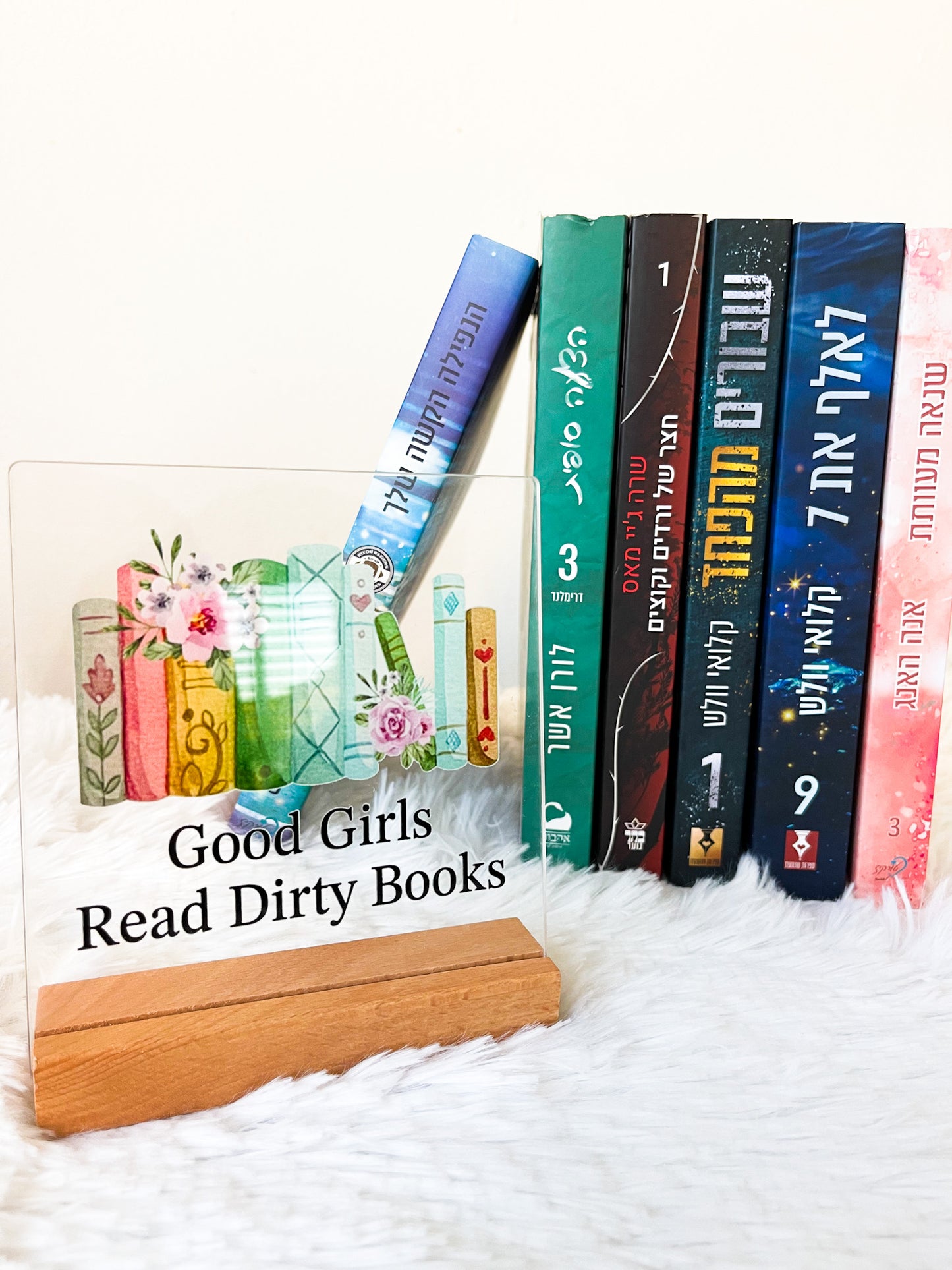 “good girls read dirty books” קישוט לספריה של